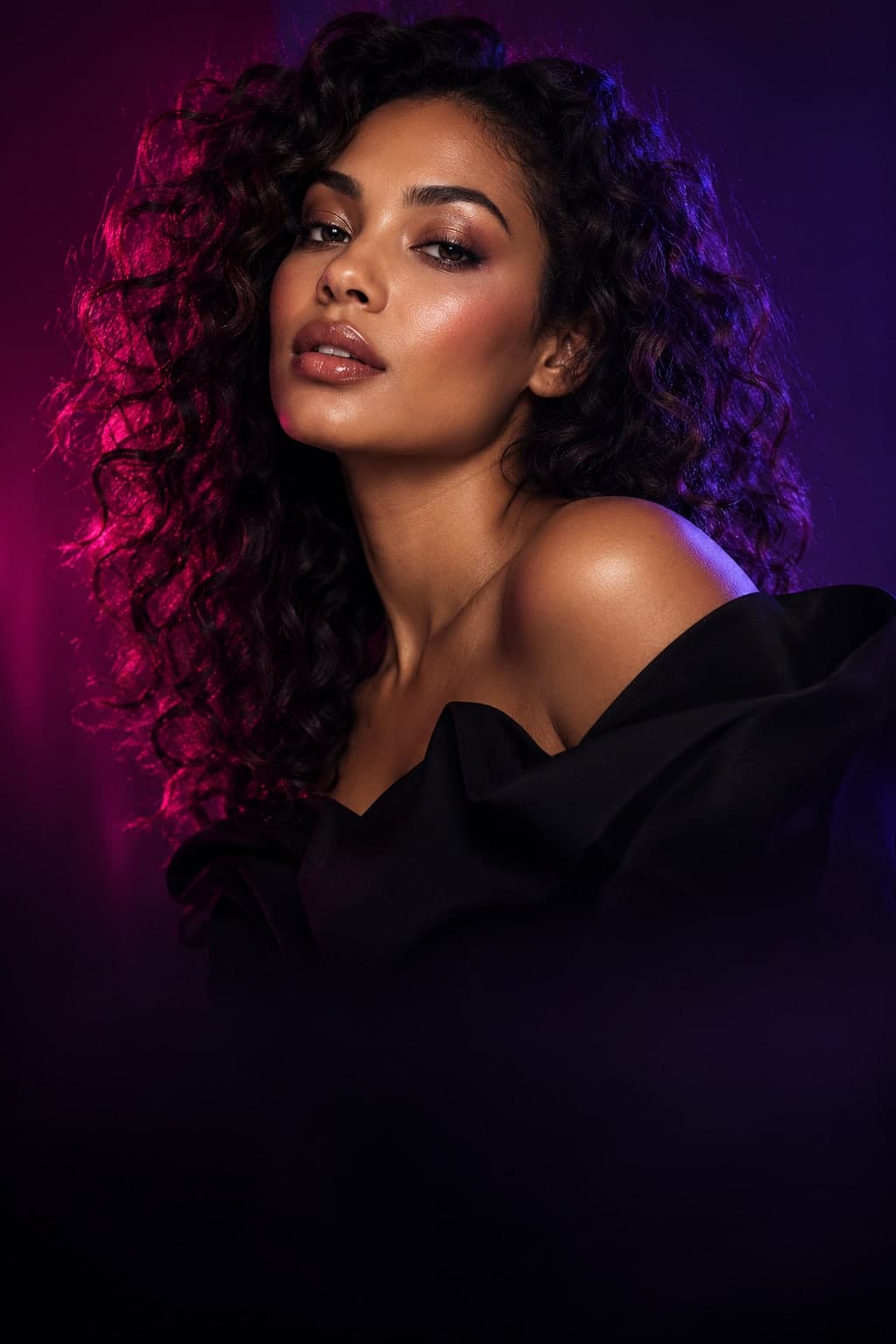 Portrait artistique en lumière magenta