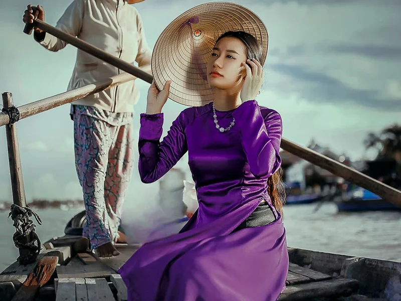 Jeune femme en áo dài violet sur une barque : résultat réel