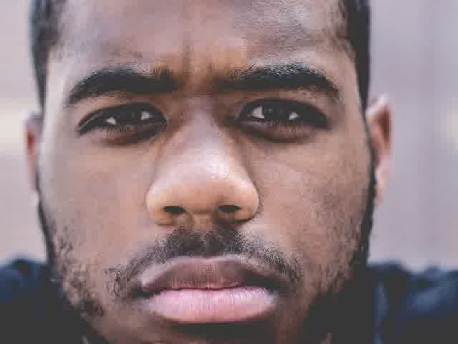 Portrait d’un homme en gros plan