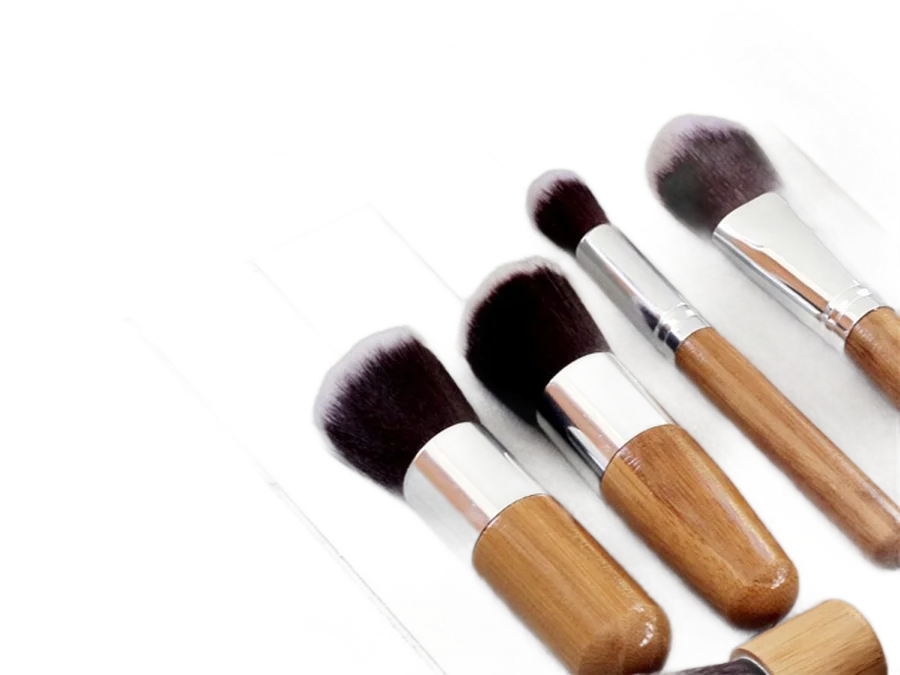 Pinceaux de maquillage sur un plateau, puis détourés sur fond transparent : résultat réel