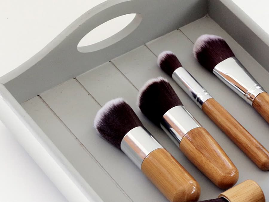 Pinceaux de maquillage sur un plateau, puis détourés sur fond transparent